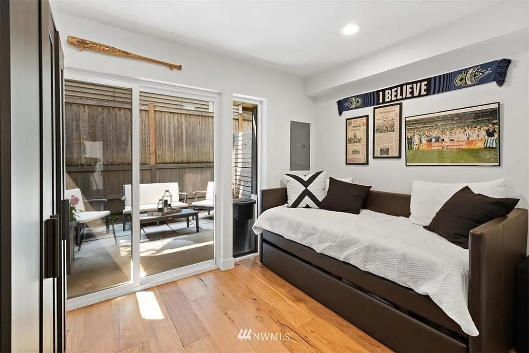 2 bed, 940 sqft, $3,300 — Photo 3