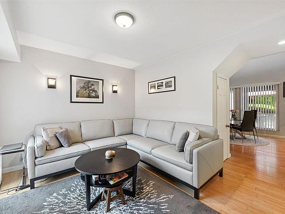 4th image of 1053 Humber Cir
