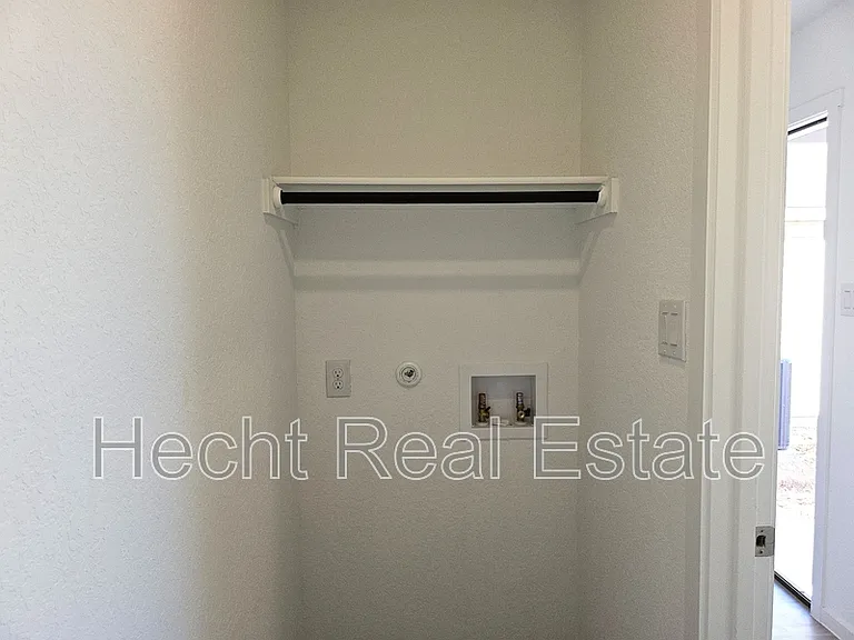 2440 Lost Creek Rd — Photo 8