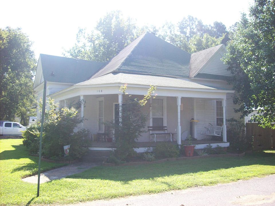 2nd image of 108 SE 3rd St