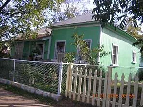 907 E 3rd St — Photo 2