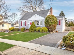 74 Alice Rd, West Islip, NY 11795