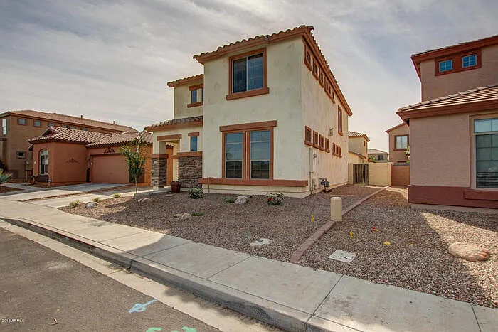 3 bed, 2.5 bath, 2434 sqft, $2,685 — Photo 3
