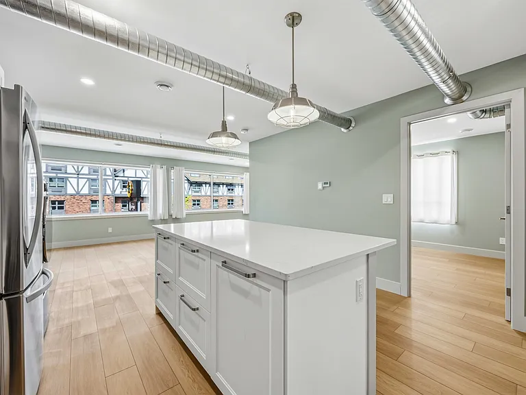 270 Christina St N #2 — Photo 4