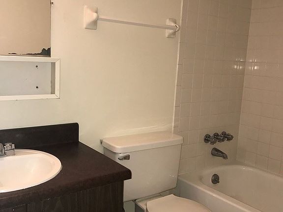 2nd image of 613 Colonial Dr APT 2