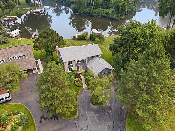 4th image of 3926 Lakes Edge Dr