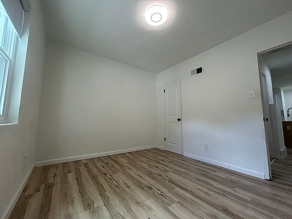 5th image of 1271 Vaughan Dr