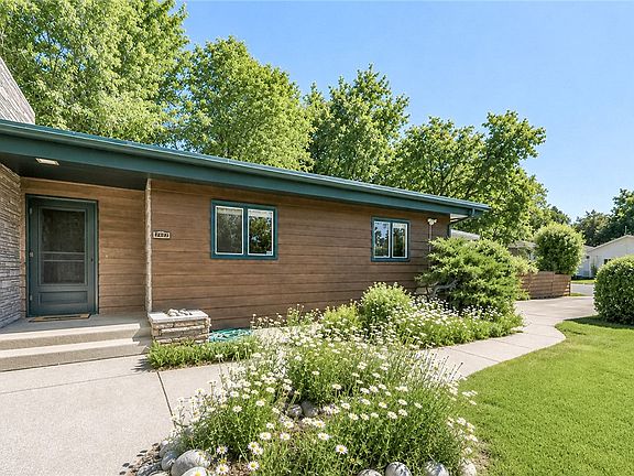 3rd image of 2702 Sunnyview Ln