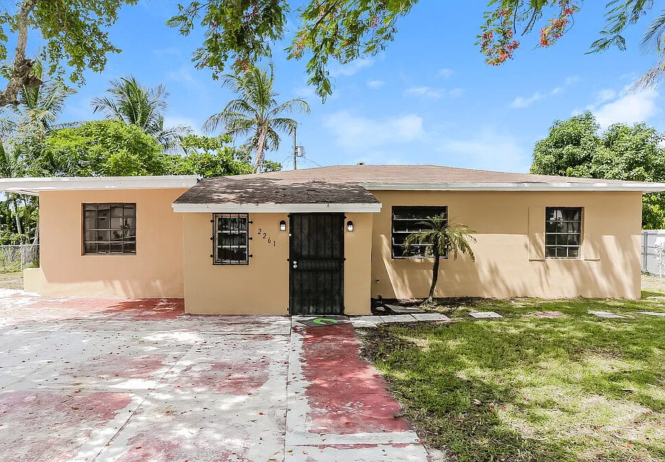 2261 E Golf Dr