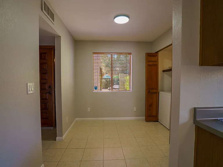 2301 S Grandview Ave — Photo 14