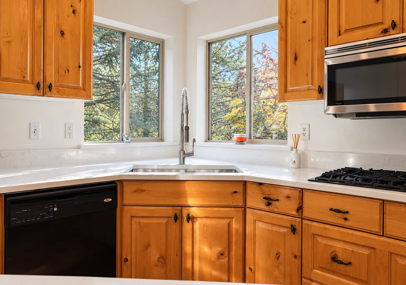 4-Bedroom Home in Brook Hollow Village — Photo 4