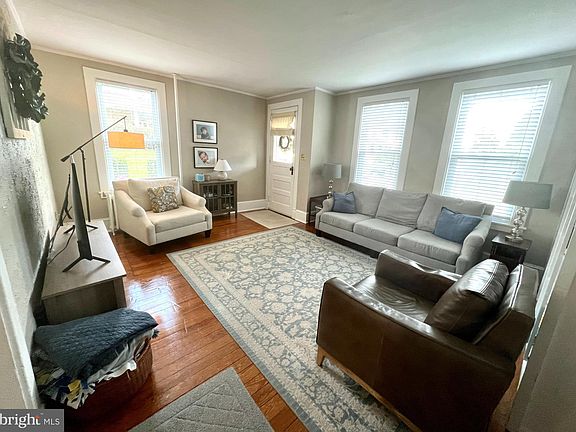 4th image of 220 Woodland Ave