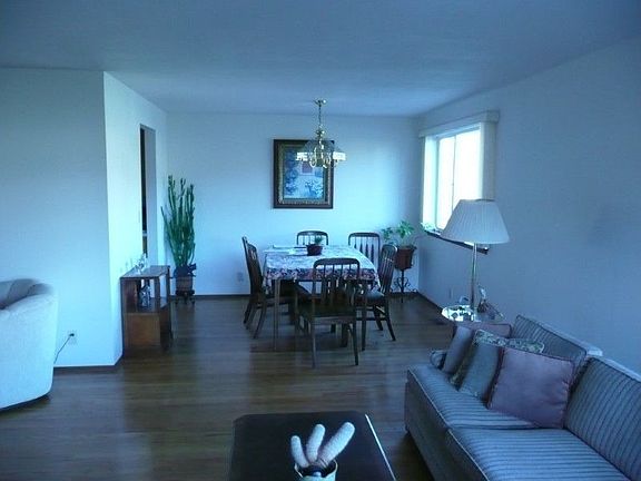 Entertainment sized dining room will comfortably accomodate many guests