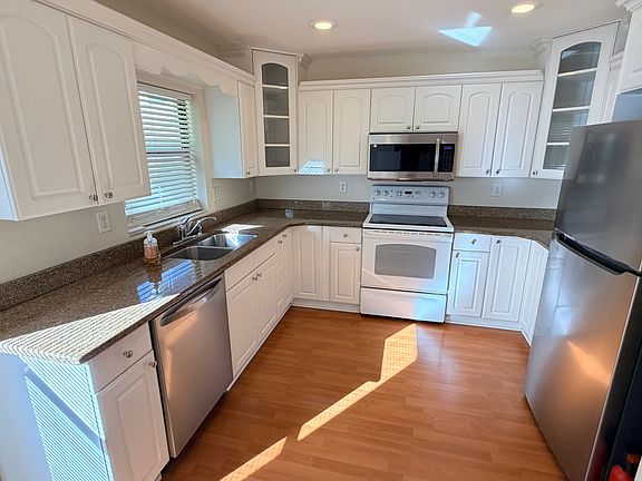 3rd image of 940 Fenton Ave #19
