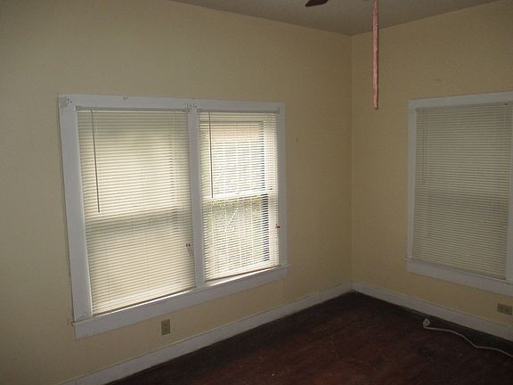 3rd image of 1019 W Poplar St