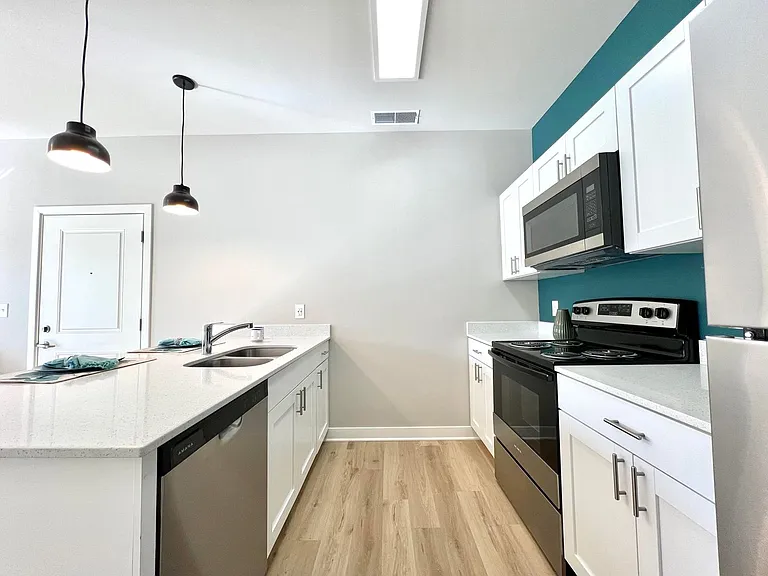 Water's Edge Apartments — Photo 17