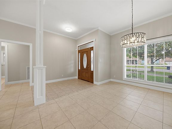 2nd image of 402 Magnolia Ln