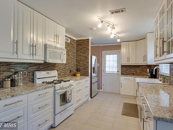 4th image of 3803 Elmwood Dr