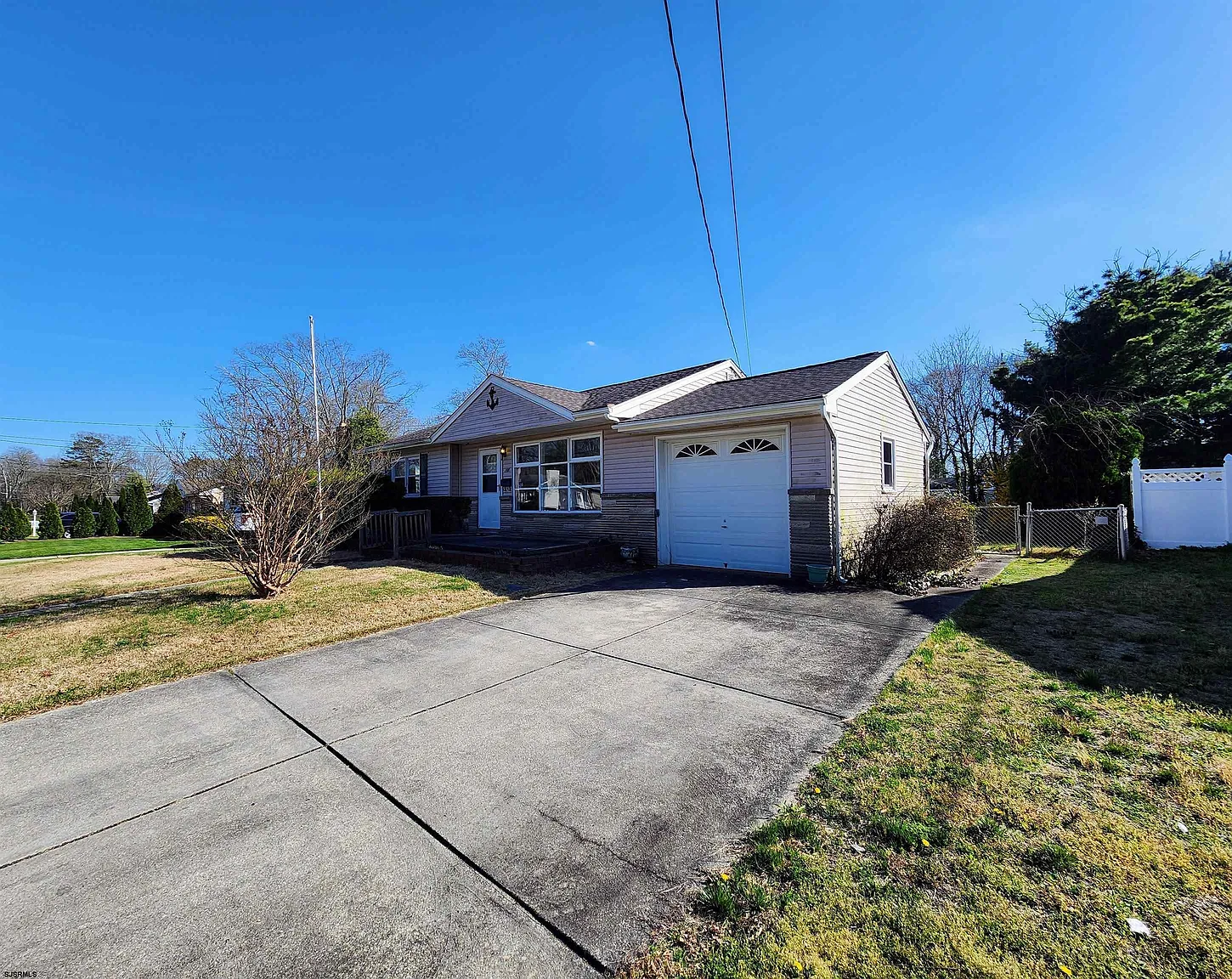 208 Ridgewood Dr photo 1