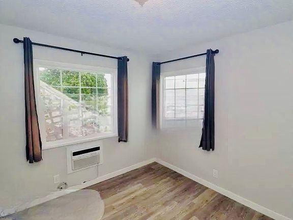 3rd image of 4834 Castle Ave #4