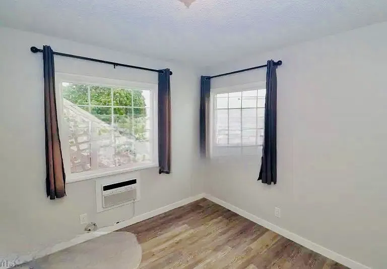 4834 Castle Ave #4 — Photo 3