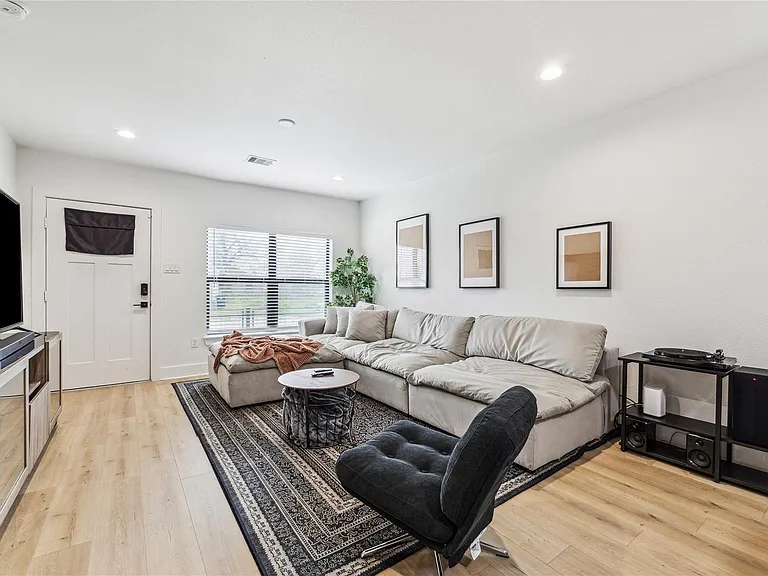 4603 Farmer St — Photo 2