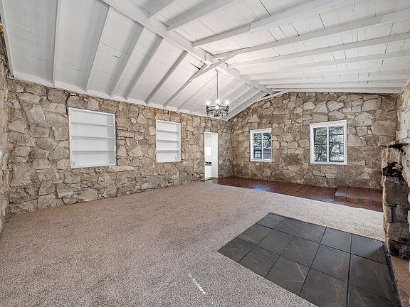 5th image of 18043 Hilltop Dr