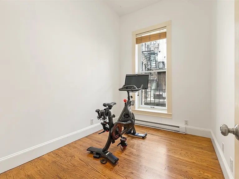31 Hanson St #3 — Photo 10