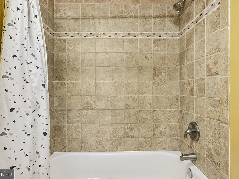 49 E Heath St — Photo 31