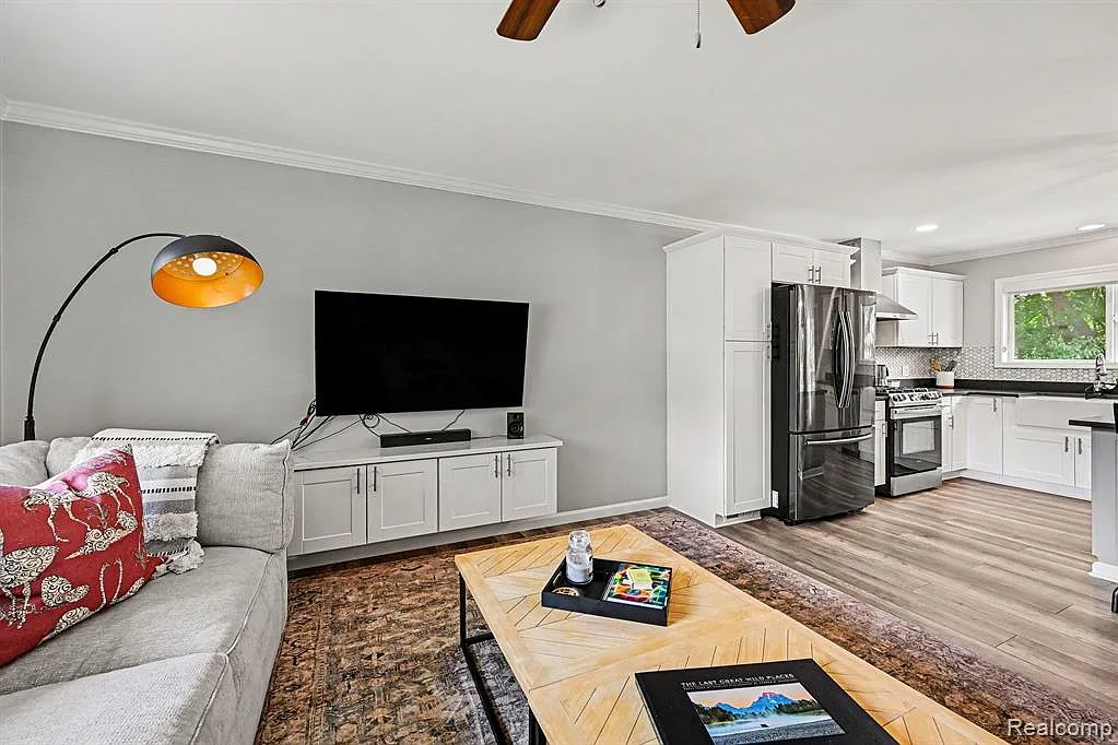 4 bed, 2.0 bath, 3074 sqft, $4,000 — Photo 3