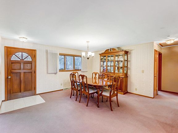 3rd image of 3738 Yellowstone Dr