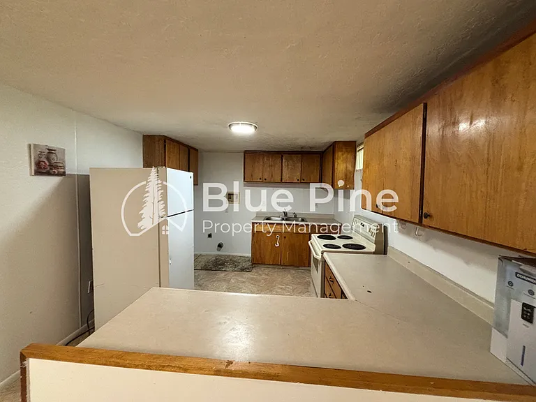 290 E Center St #BASEMENT — Photo 6