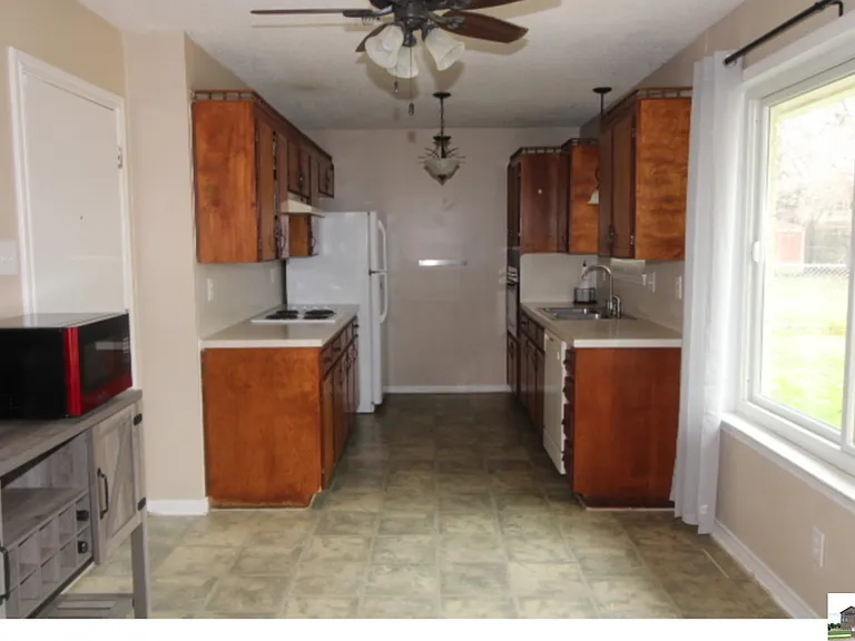 211 E Hogan Dr — Photo 3