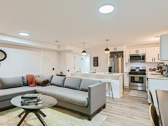 3rd image of 1351 W Balmoral Ave #G