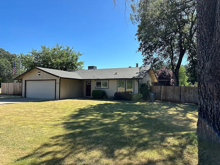 3735 Rhonda Rd — Photo 2