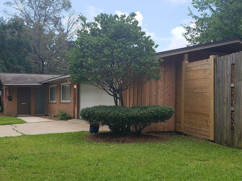 Enclosed garage fenced yard