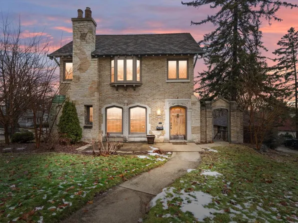 6742 Hillcrest DRIVE, Wauwatosa, WI 53213