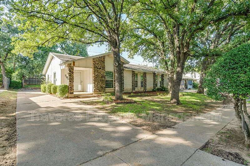 3 bed, 2.0 bath, 1739 sqft, $2,295 — Photo 2