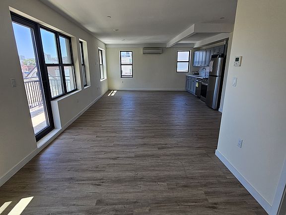 3rd image of 1102 Banner Ave #3L
