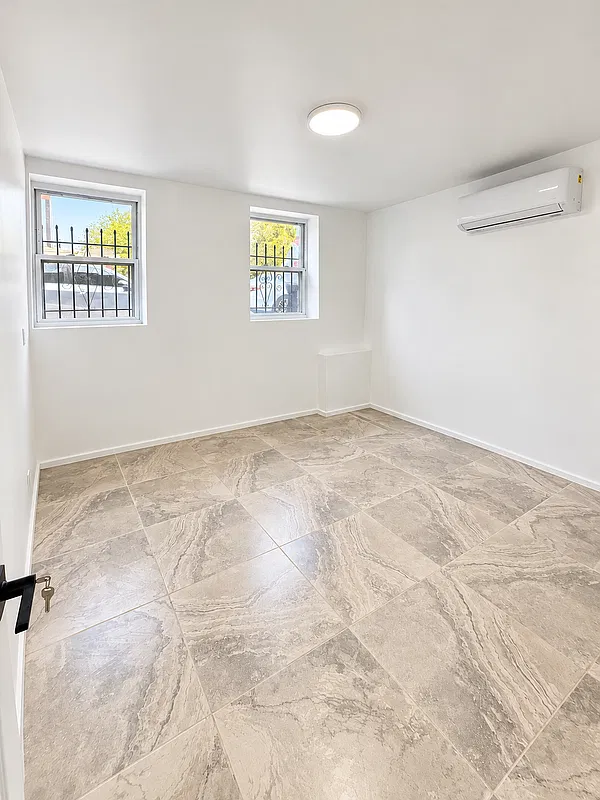 1 bed, 1.0 bath, 700 sqft, $2,300 — Photo 2