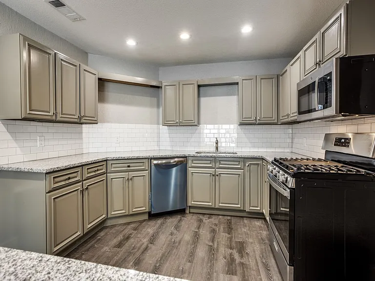 901 W Morton St — Photo 15