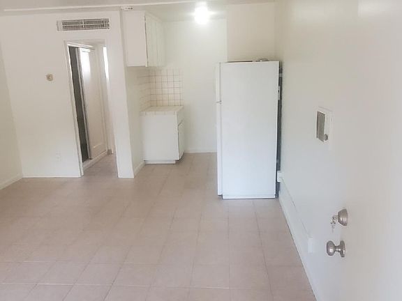 5th image of 858 E Carmen Ave