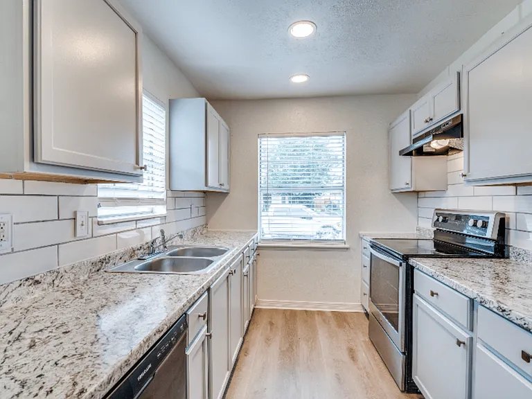5913 Maple Ln — Photo 4