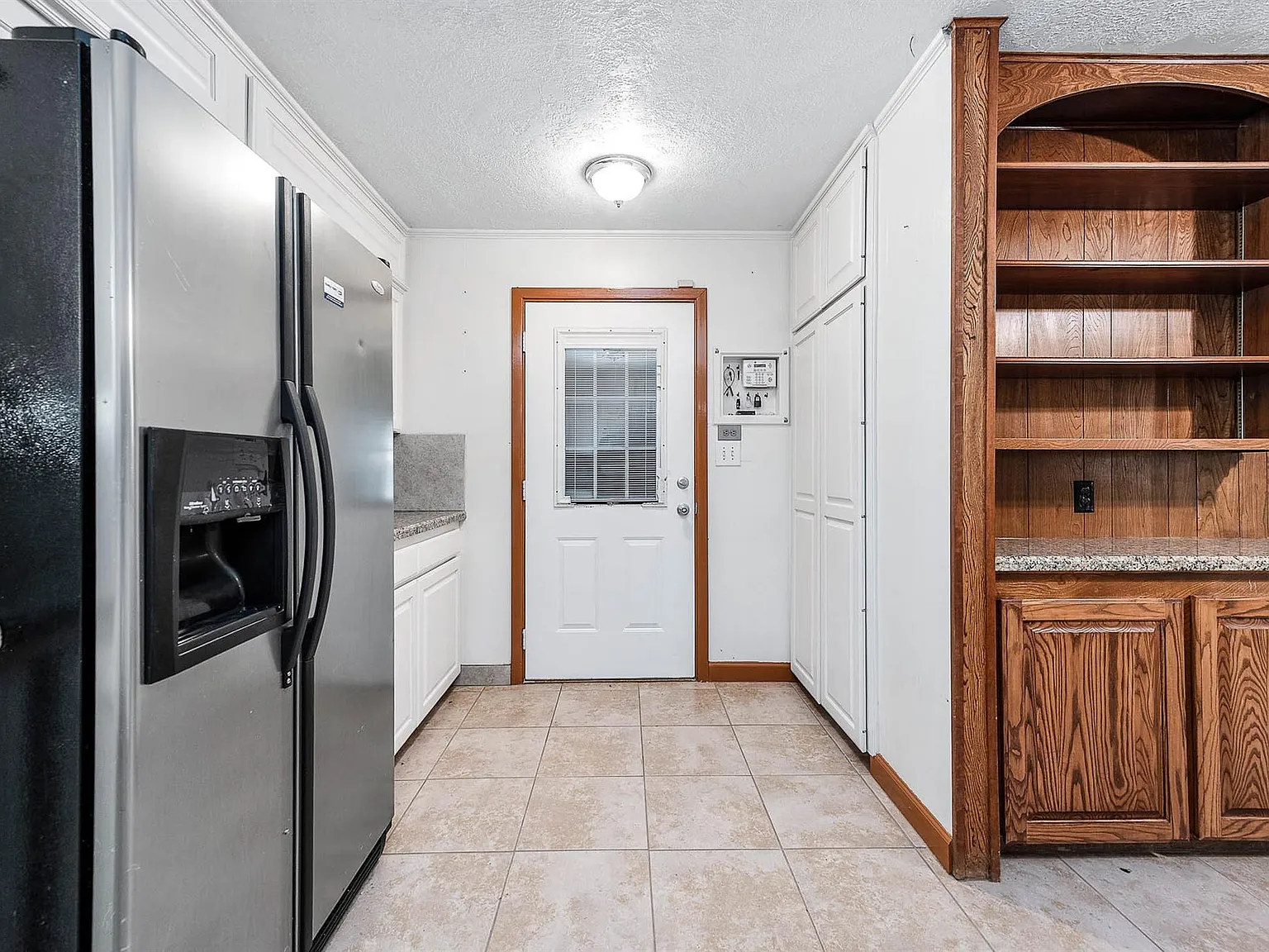 3 bed, 2.0 bath, 2768 sqft, $2,300 — Photo 4