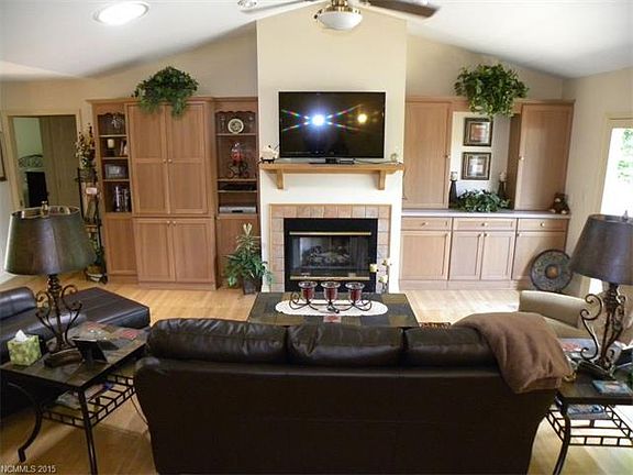 2nd image of 521 Cardinal Ln