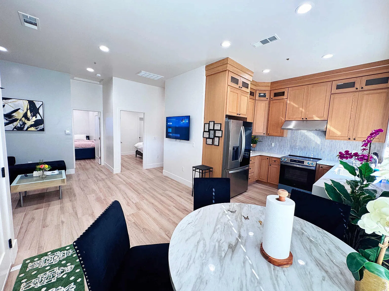 2 bed, 830 sqft, $3,100 — Photo 2