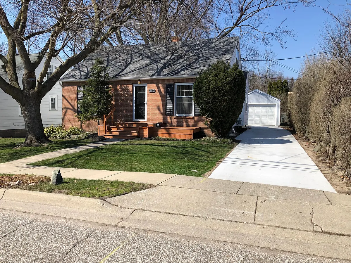 Building Photo - 210 Centerlawn St