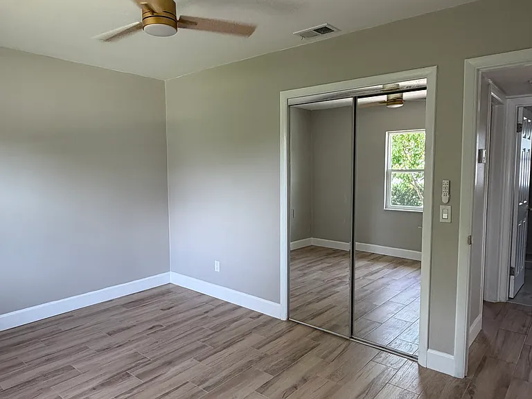 1733 Gladys St — Photo 24