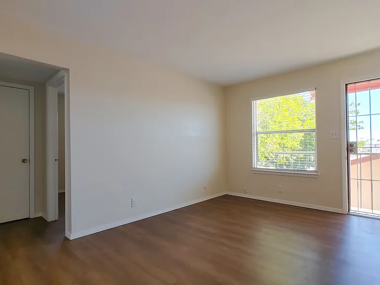 513 Candelaria Rd NW — Photo 2