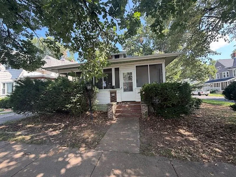 1601 W Ayres Ave